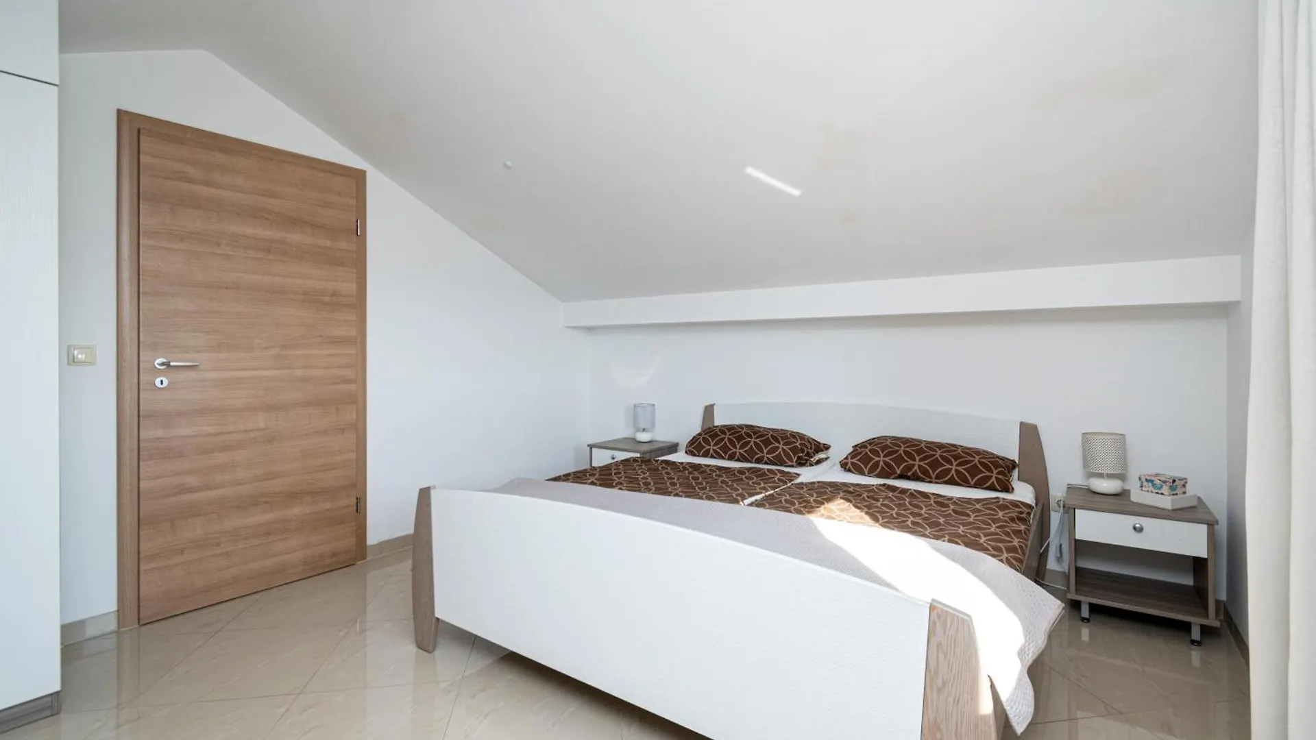 Family Friendly Apartments With A Swimming Pool Ljubac, Zadar - 21937 Razanac