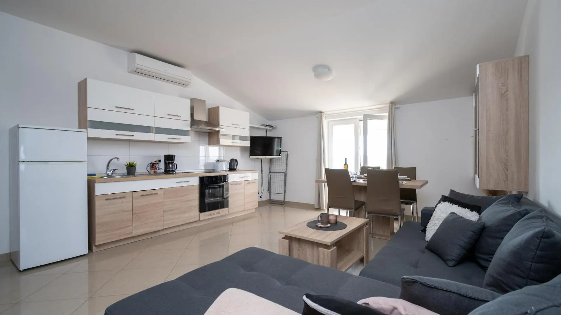 Family Friendly Apartments With A Swimming Pool Ljubac, Zadar - 21937 Razanac