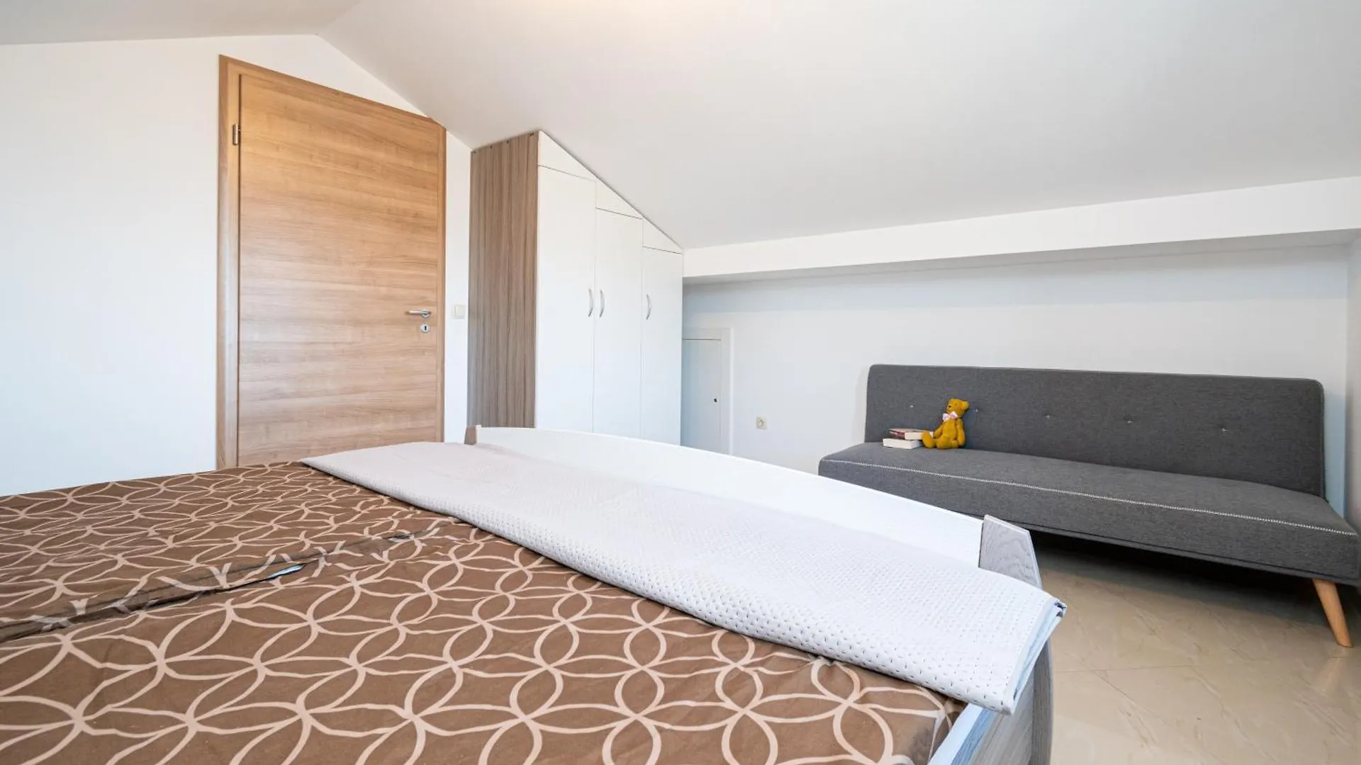 Family Friendly Apartments With A Swimming Pool Ljubac, Zadar - 21937 Razanac